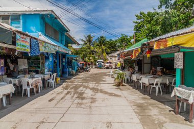 MOALBOAL, FİLİPPİNLER - 13 Şubat 2018: Moalboal, Cebu Adası, Filipinler 'deki küçük restoranlar