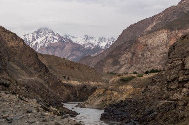 Tacikistan ve Afganistan arasındaki Panj Nehri (Pyandzh)