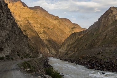 Tacikistan ve Afganistan arasındaki Panj Nehri (Pyandzh). Pamir Karayolu sol tarafa oyulmuş..