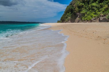 Filipinler 'in Boracay adasındaki Puka deniz kabuğu sahili manzarası