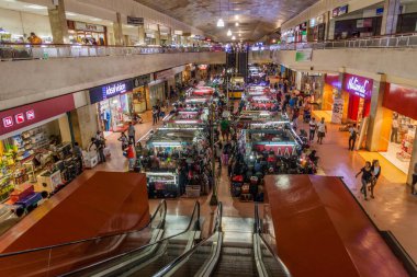 MANILA, PHILIPPINES - 28 HAZİRAN 2018: Manila, Filipinler 'deki Ermita ilçesindeki Robinsonların AVM' nin İçi