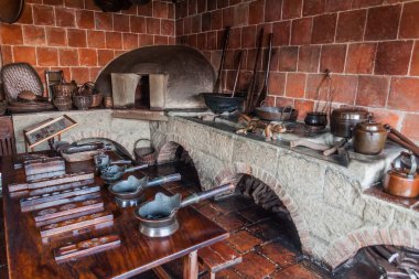 MANILA, PHILIPPINES - 27 HAZİRAN 2018: Manila 'nın Intramuros ilçesindeki Casa Manila koloni evinin mutfağı.