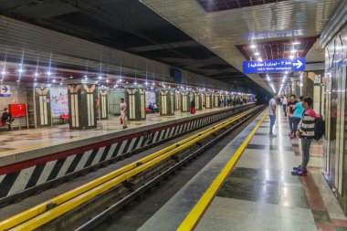 TEHRAN, İRAN - 2 Nisan 2018: Tahran 'da bir metro istasyonunun içi.