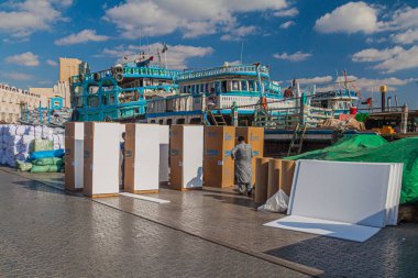 DUBAI, BAE - 19 Ocak 2018: Dubai, BAE 'de kargo gemileri