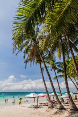 BORACAY, FİLİPPİNLER - 1 Şubat 2018: Turistler Filipinler 'in Boracay adasındaki White Beach' in tadını çıkarıyorlar