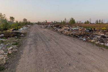 Rasht, İran 'da bir çöp sahasından geçen yol