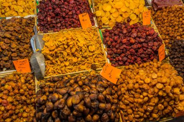 İran 'ın Erdabil kentindeki pazarda satılık kuru meyve