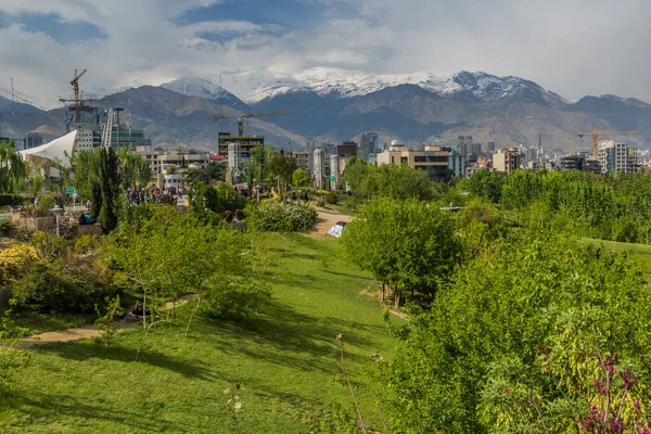 イラン テヘランのアブ アタシュ公園の眺め — ストック写真