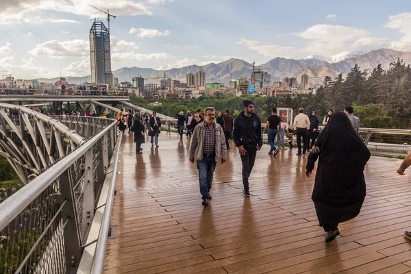 Tehran Irán Abril 2018 Vista Del Puente Peatonal Tabiat Teherán —  Fotos de Stock