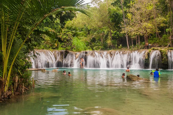 Siquijor Philippines Февраля 2018 Года Люди Наслаждаются Водопадами Камбугахай Острове — стоковое фото