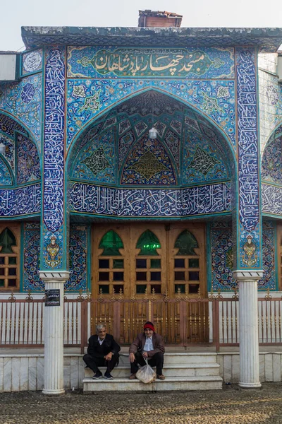 Lahijan Iran April 2018 Місцеві Чоловіки Сидять Перед Мечеттю Chahar — стокове фото