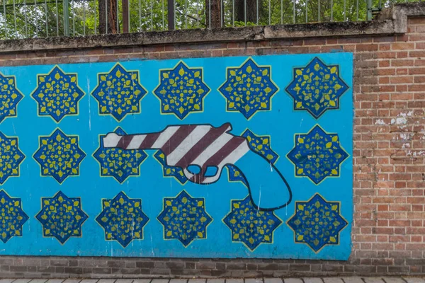 Tehran Iran 2018年4月15日 伊朗德黑兰前美国大使馆 现为美国情报部 的宣传画 — 图库照片