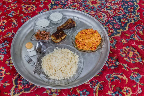 Masa Iran Pește Grătar Salată Iaurt Ouă Orez — Fotografie, imagine de stoc