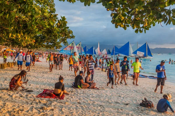 Boracay Philippines February 2018 Dav Lidí Bílé Pláži Ostrově Boracay — Stock fotografie