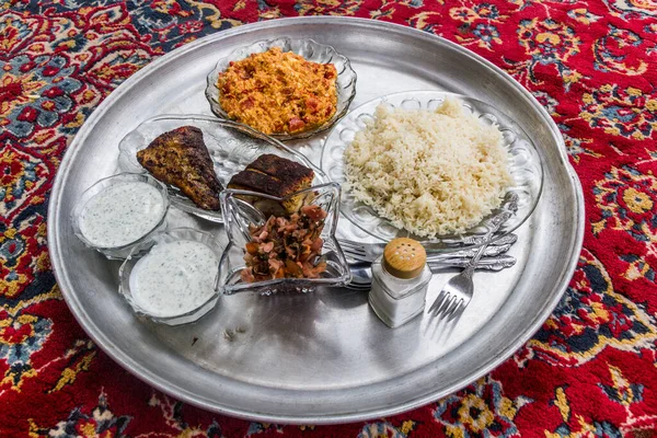 イランの食事 サラダ ヨーグルト ご飯と魚のグリル — ストック写真