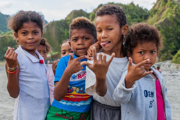MT PINATUBO, PHILIPPINES - 30 HAZİRAN 2018 Pinatubo volkanı lahar üzerinde yerel çocuklar.