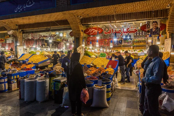 TEHRAN, İRAN - 15 Nisan 2018: İran 'daki Tahran Çarşısı' nda kurutulmuş meyve ve fındık tezgahları