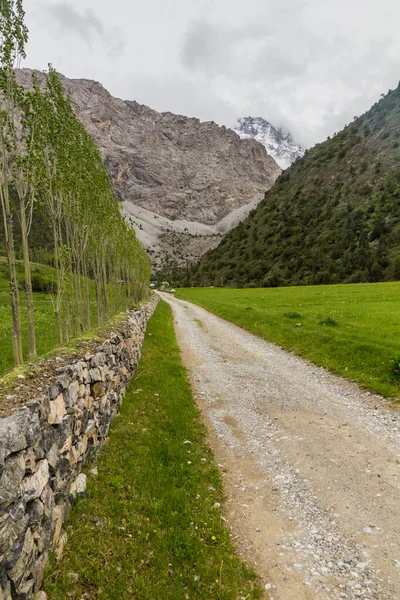 塔吉克斯坦Fann山区Artush村附近Urech山谷的公路 — 图库照片