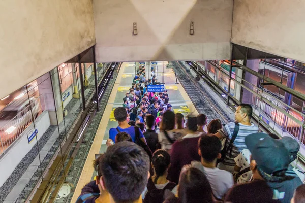 Manila Philippinen Januar 2018 Überfüllte Stadtbahnstation Manila Philippinen — Stockfoto