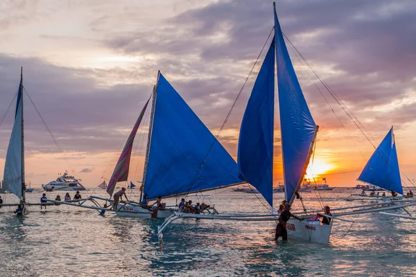 Boracay Filippine Febbraio 2018 Tramonto Dietro Bangkas Paraw Barche Doppio — Foto Stock