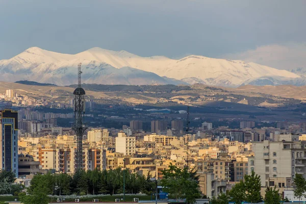 イラン アルボルツ山脈とテヘランのスカイライン — ストック写真