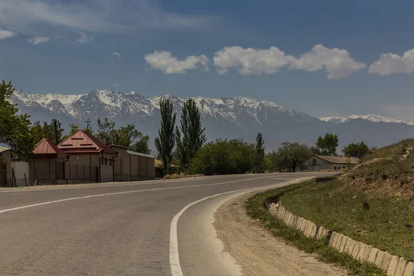 Дорога М34 Возле Худжанда Таджикистане — стоковое фото