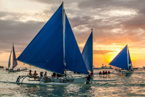 Boracay Filippine Febbraio 2018 Tramonto Dietro Bangkas Paraw Barche Doppio — Foto Stock