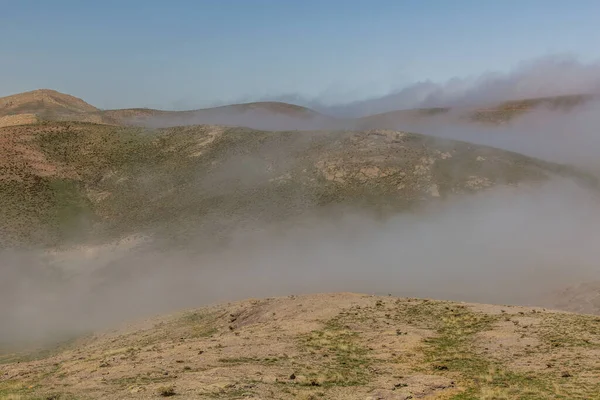 イランのアラムート渓谷の霧の風景 — ストック写真