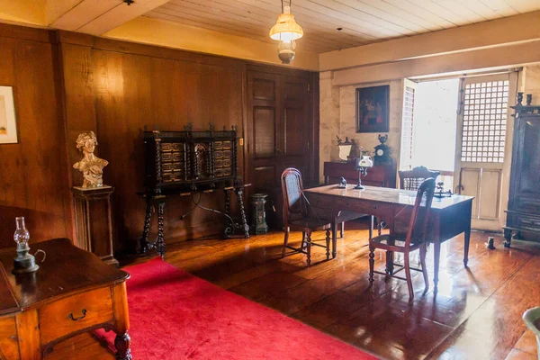 MANILA, PHILIPPINES - 27 HAZİRAN 2018: Manila 'nın Intramuros ilçesindeki Casa Manila kolonisinin içi.