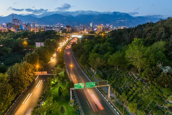 イラン テヘランのモデレス高速道路とアルボルツ山脈の夕景 — ストック写真