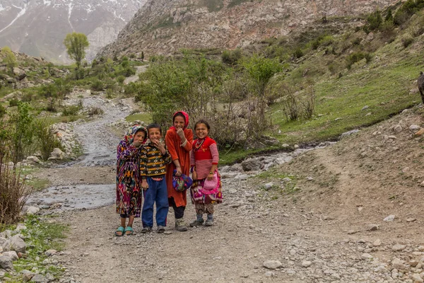 Haft Kul Tajikistan Května 2018 Malé Děti Pastvině Marguzoru Haft — Stock fotografie