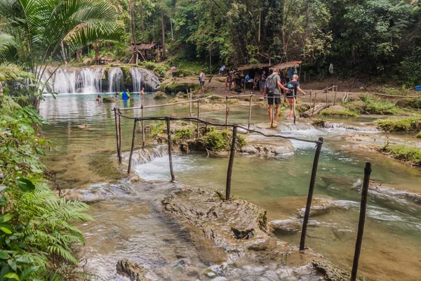 Siquijor Philippines February 2018 People Enjoy Cambugahay Falls Siquijor Island — Stock Photo, Image