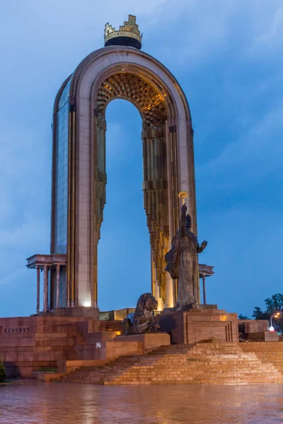 Dushanbe タジキスタン 2018年5月14日 タジキスタンのドゥシャンベにあるソモニ記念碑の夕景 — ストック写真