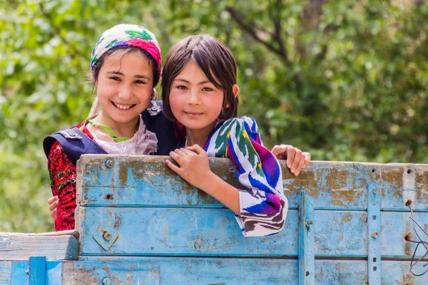 Haft Kul Tajikistán Mayo 2018 Chicas Jóvenes Camión Marguzor Haft —  Fotos de Stock