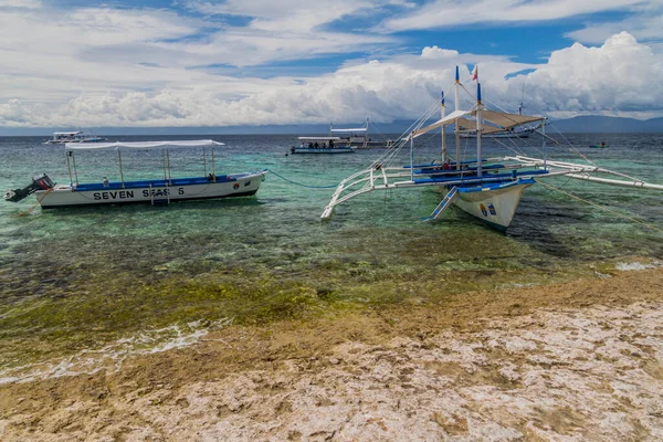 Moalboal Philippines Ruari 2018 Olika Båtar Utanför Kusten Moalboal Cebu — Stockfoto