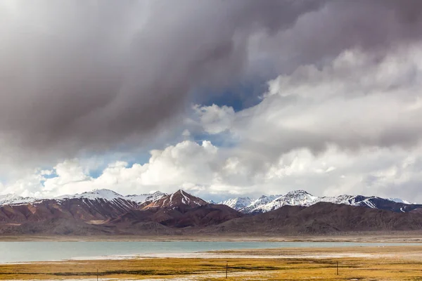 タジキスタンのパミール山脈にあるサスキクル湖 — ストック写真