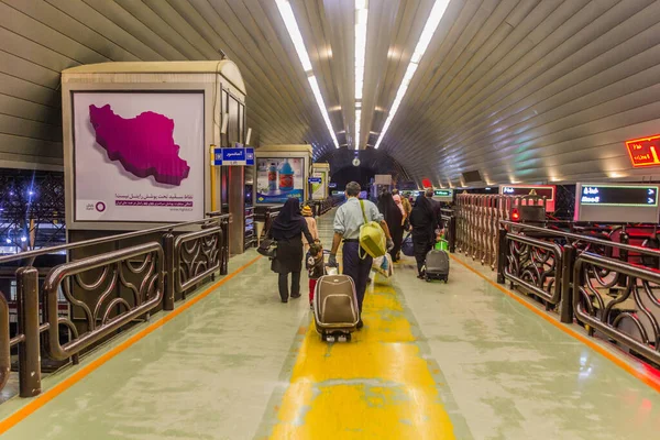 Tehran Irán Abril 2018 Paso Elevado Sobre Plataformas Estación Tren —  Fotos de Stock