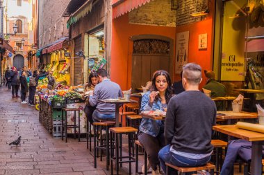 BOLOGNA, İtalya - 22 Ekim 2018: Bologna, İtalya 'da Dar Sokak
