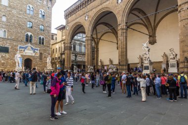 FLORENCE, İtalya - 21 Ekim 2018: Floransa 'daki Piazza della Signoria Meydanı' nda kalabalık