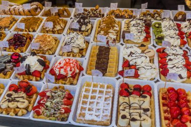 Brüksel, Belçika 'da satılık çeşitli waffle türleri