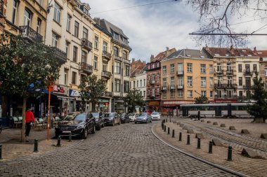 BRÜKSEL, BELGIUM - 18 ARALIK 2018: Belçika 'nın başkenti Brüksel' deki Saint-Gilles belediyesinde Parvis de la Trinite Caddesi