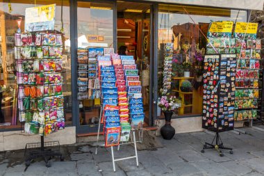 FLORENCE, İTALYA - 21 Ekim 2018: Floransa, İtalya 'da çiçekler, hediyelik eşya ve tohum deposu