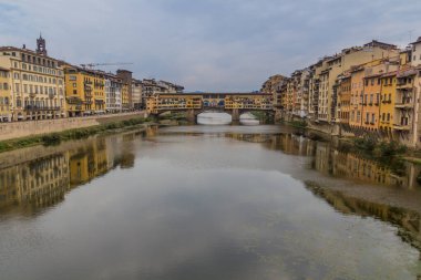 Arno nehri ve Ponte Vecchio köprüsü Floransa 'nın merkezinde, İtalya
