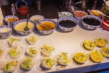 WULINGYUAN, ÇİN - 9 AĞUSTOS 2018: Çin 'in Hunan eyaletindeki Wulingyuan Sahnesi' nde soğuk erişte tezgahı ve Zhangjiajie Ulusal Orman Parkı 'ndaki tarihi ilgi alanı