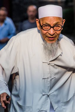 XI 'AN, ÇİN - 5 AĞUSTOS 2018: Müslüman erkekler Çin' in Xi 'an kentindeki Büyük Camiyi ziyaret ederler