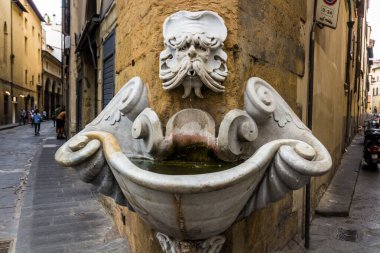 FLORENCE, İtalya - 21 Ekim 2018: Floransa, İtalya 'da bir evin köşesindeki çeşme