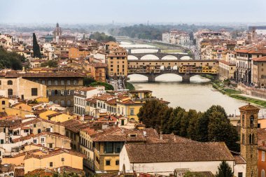 Floransa 'nın havadan görünüşü, İtalya. Ponte Vecchio (Eski Köprü) ve Arno Nehri üzerindeki diğer köprüler.
