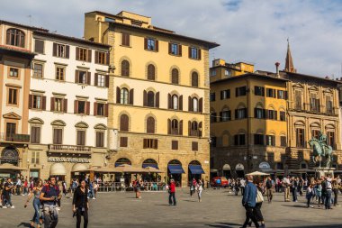 FLORENCE, İtalya - 21 Ekim 2018: Floransa, İtalya 'da Cosimo I Anıtı ile Piazza della Signoria Meydanı