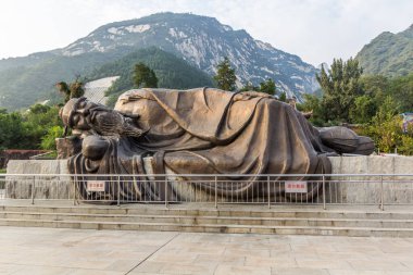 HUA SHAN, ÇİN - 4 AĞUSTOS 2018: Çin filozof Konfüçyüs 'ün Hua Shan, Çin heykeli