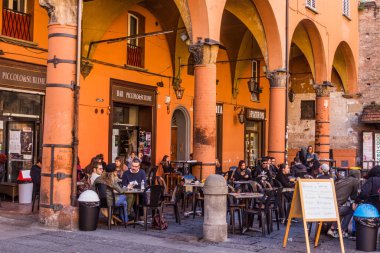 BOLOGNA, İtalya - 22 Ekim 2018: Bologna, İtalya 'da Giuseppe Verdi Meydanı' nda Pikolo E Sublime Bar